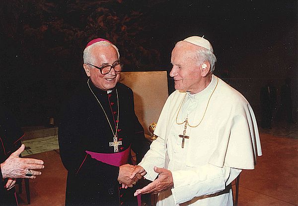Biskup P. M. Hnilica s pápežom Jánom Pavlom II. Zdroj fotografie: Archív biskupa P. M. Hnilicu.