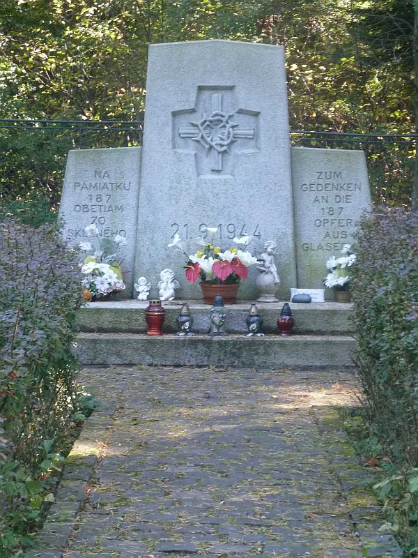 Foto: pamätník obetiam masakry v Sklennom
